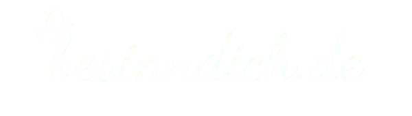 Das Bild zeigt den kursiven Text „besinndich.de“ in Weiß, begleitet von einer kleinen Schmetterlingsillustration auf der linken Seite. Perfekt für alle, die eine elegante Unternehmenswebsite erstellen möchten, der Hintergrund ist transparent.