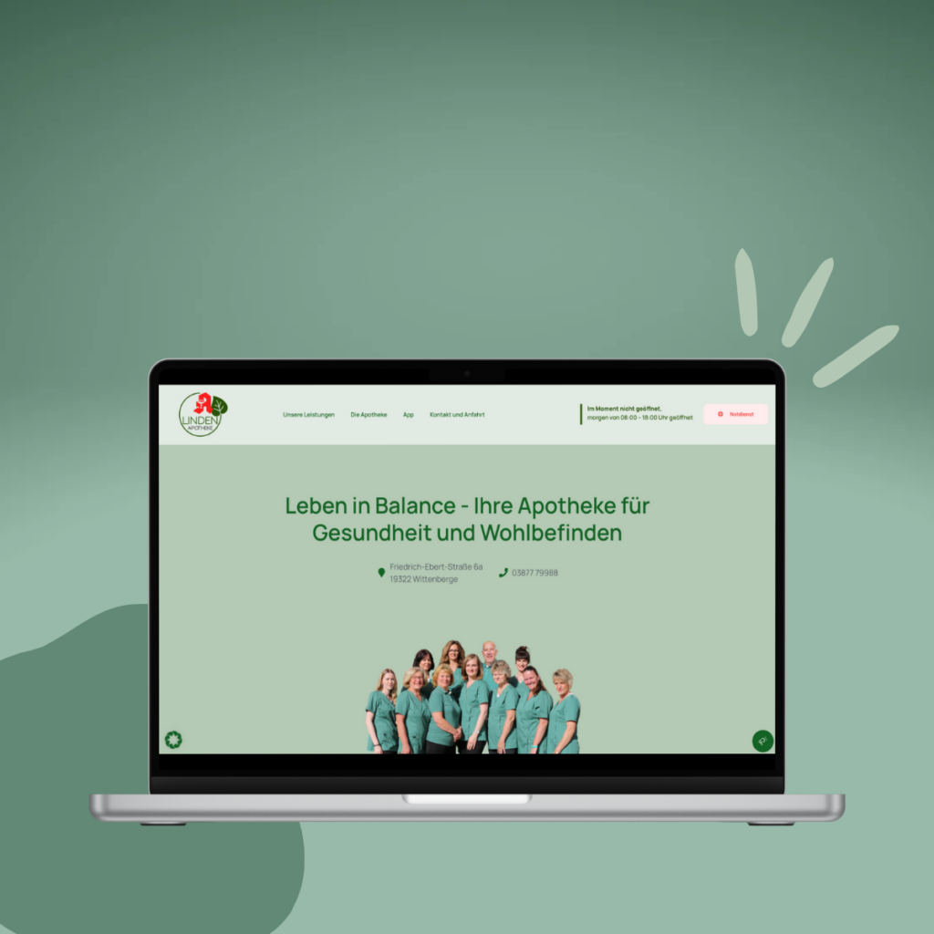 Ein Laptop-Bildschirm, auf dem die grüne Homepage einer Apotheke angezeigt wird. Der Text auf dem Bildschirm lautet „Leben in Balance – Ihre Apotheke für Gesundheit und Wohlbefinden“, erstellt mit tadellosem Webdesign, mit einem Bild mehrerer Mitarbeiter in grünen Uniformen am unteren Rand.